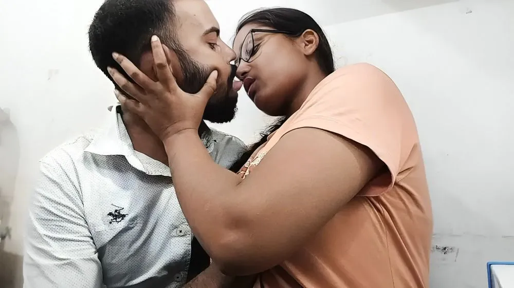 Stepdaughter Enjoying Stepfather’s Dick Kissing And Sucking