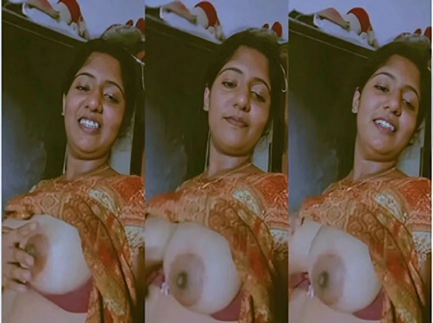 Sexy Indian Aunty Shows Her Big Boobs