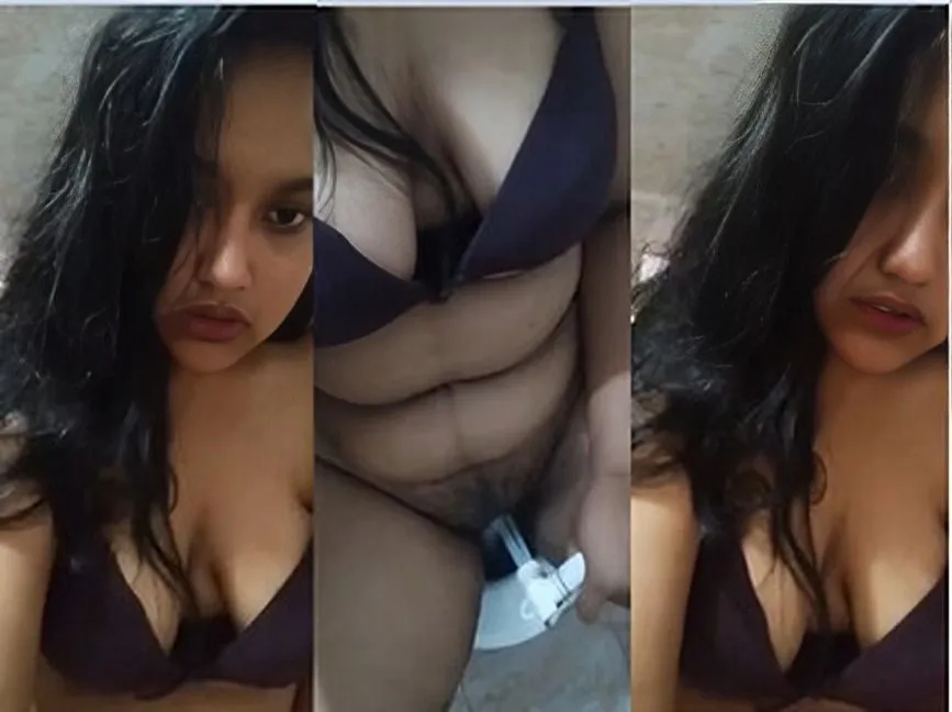 Sexy Indian Girl Shows Her Pussy