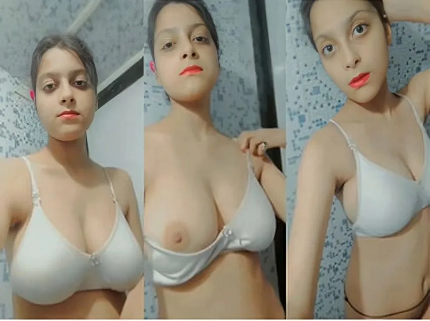 Sexy Indian Girl Shows Her Boobs Bathroom