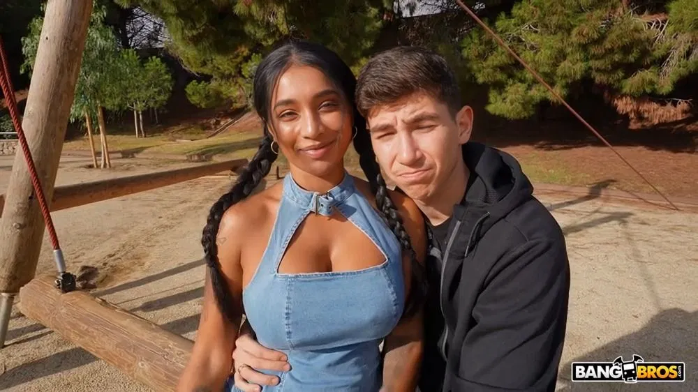 [BangBros] Yasmina Khan – Squirting Outside