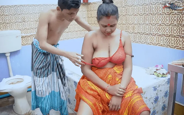 Two Desi Servants Have Sex In The Bathroom In The Absence Of The Owner Full Movie