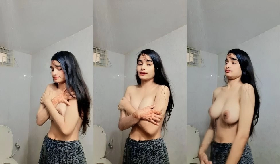 Desi Cutie Bathing And Showing Boobs🔥🔥