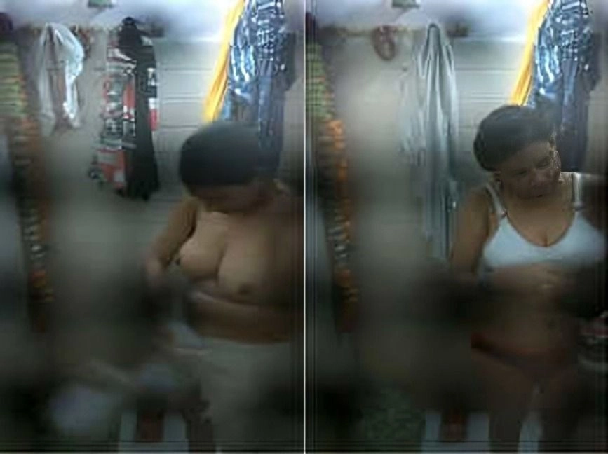 Sexy Bhabhi Bathing Hidden Camera Captured