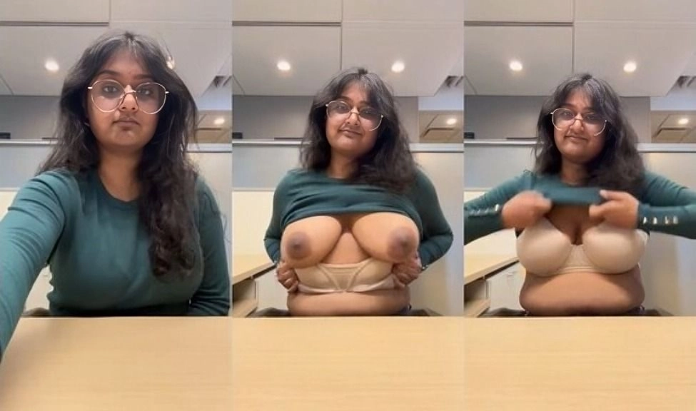 Horny Indian Girl Shows Her Boobs It Girl