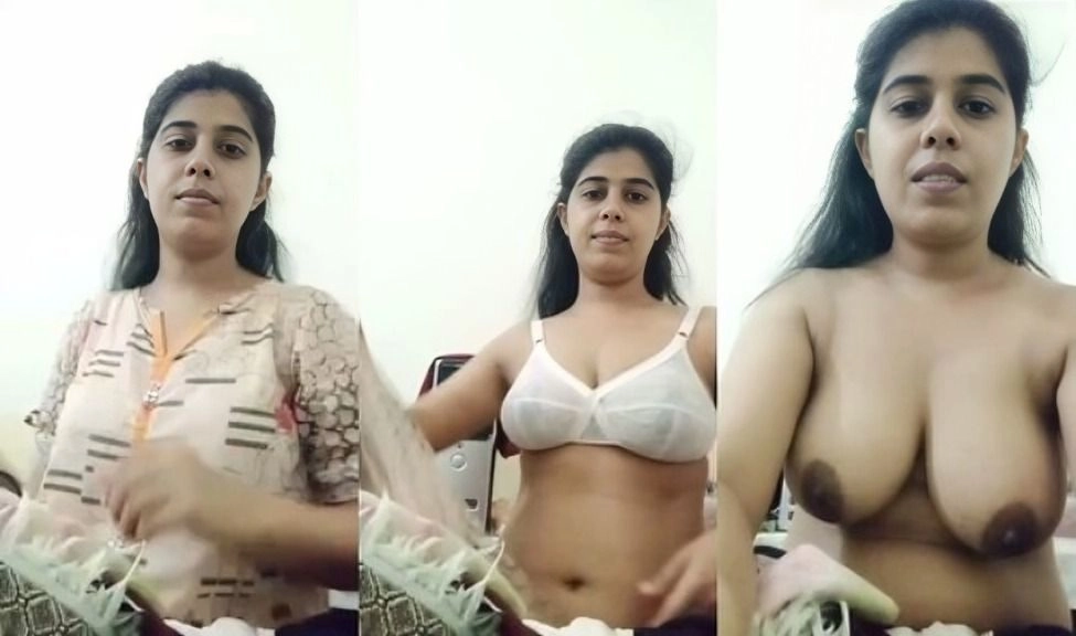 Sexy Indian Mall Shows Her Boobs