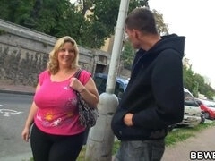 Mom with Huge Melons and a Huge Arse, gets Pickpocketed!