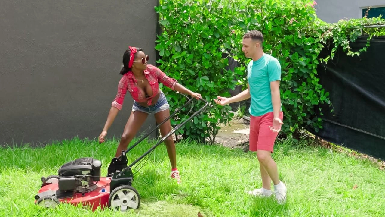 Helping Out My MILF Neighbor – MilfHunter Naomi Foxxx