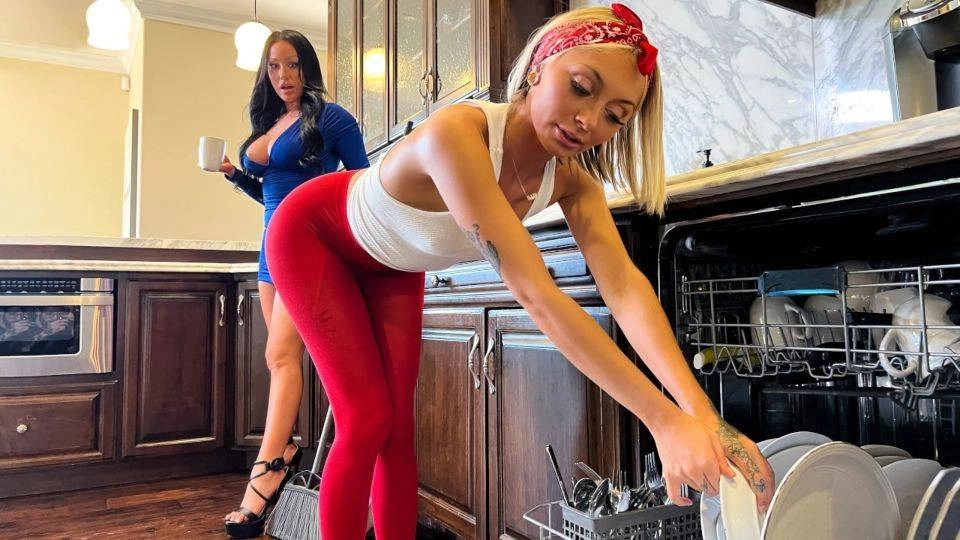 Fingering The Sneaky Maid – [MomsLickTeens] Jennifer White, Chloe Temple