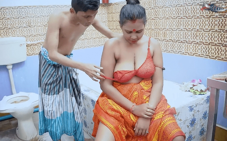 Two Desi Servants Have Sex In The Bathroom In The Absence Of The Owner Full Movie