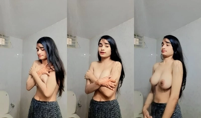Desi Cutie Bathing And Showing Boobs🔥🔥