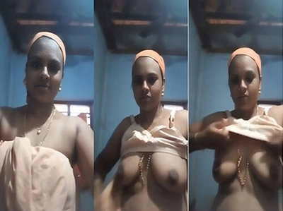 Indian Bhabhi Shows Her Boobs