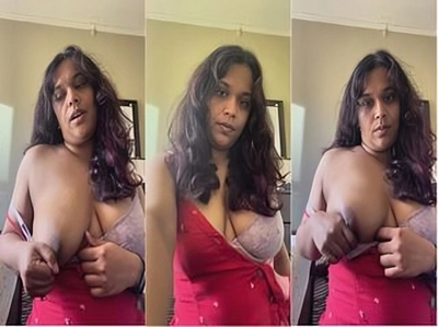Sexy Indian Girl Shows Her Boob