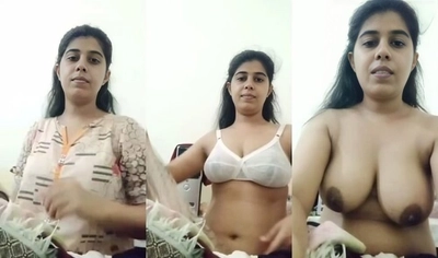 Sexy Indian Mall Shows Her Boobs