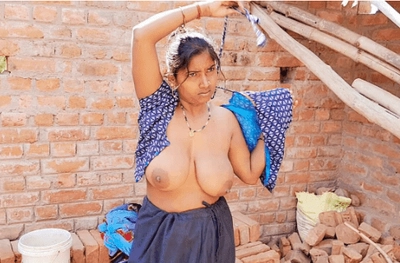 Indian hot and sexy aunty changing her cloth sadi and blouse , fingering her cremie pussy after after bathing